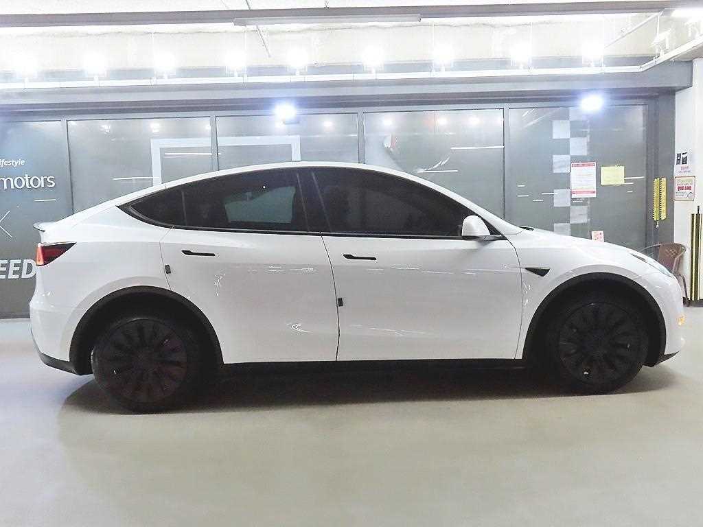 Tesla Model Y — photo 03