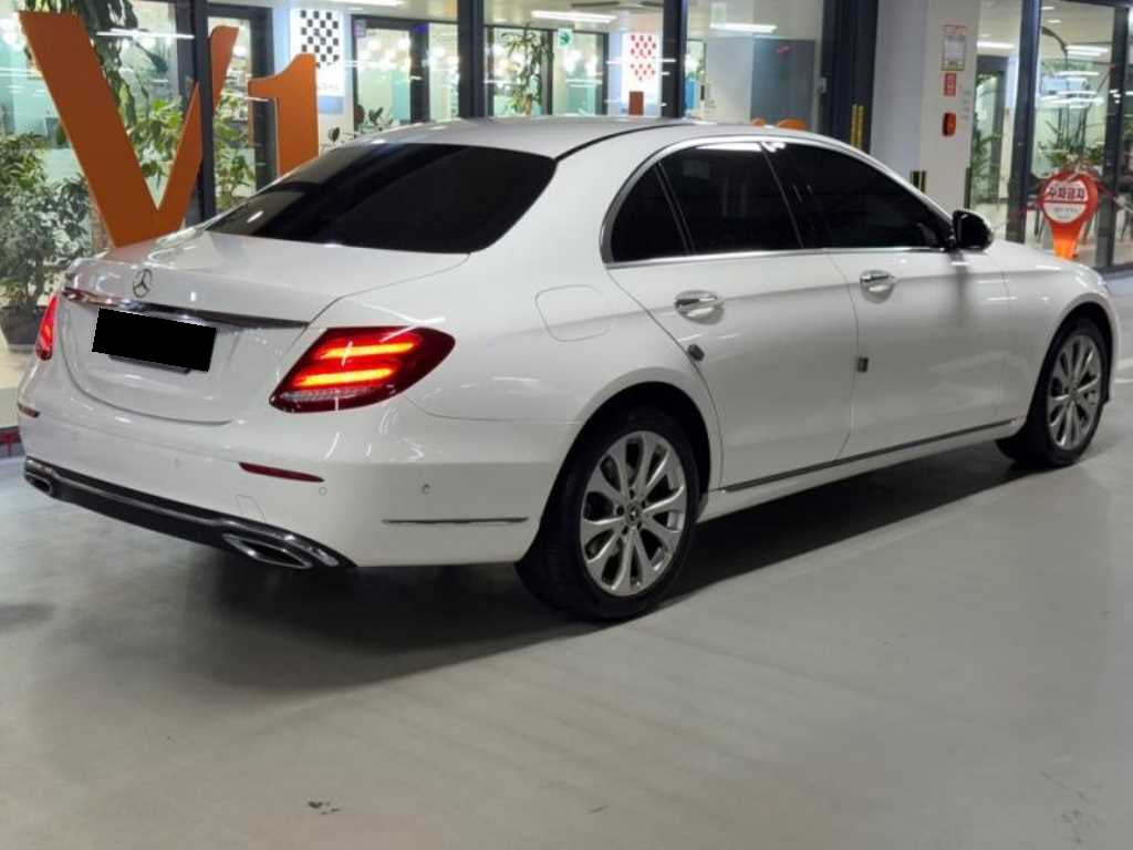Mercedes-Benz E-Class — photo 04