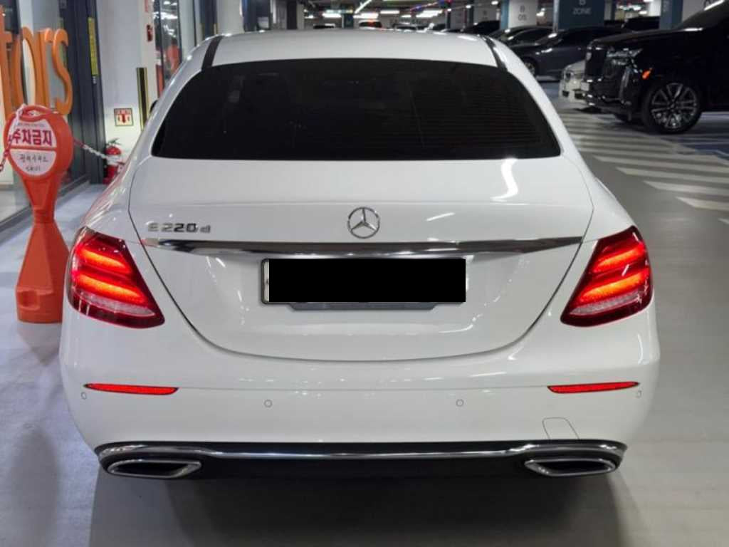 Mercedes-Benz E-Class — photo 05