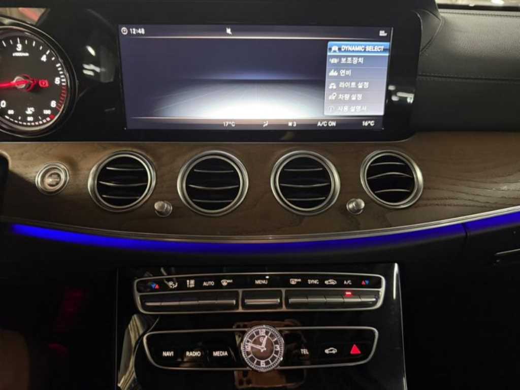 Mercedes-Benz E-Class — photo 10
