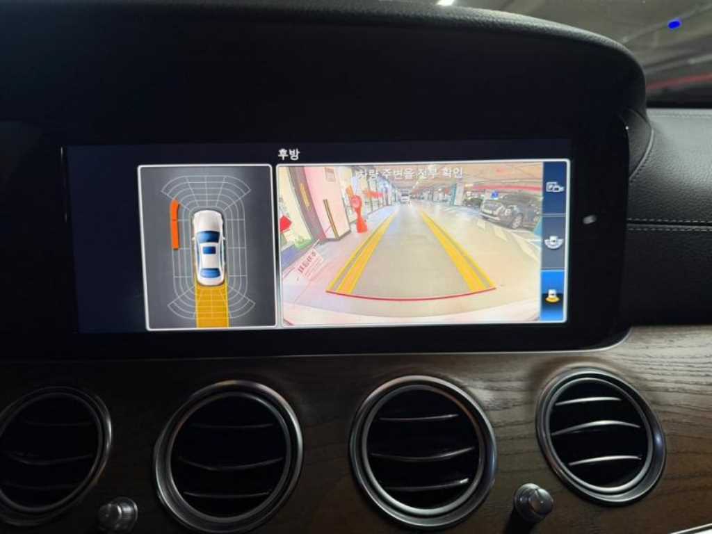 Mercedes-Benz E-Class — photo 11