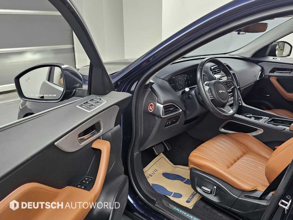 Jaguar F-PACE — photo 12