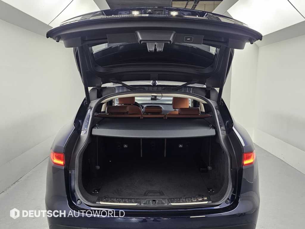 Jaguar F-PACE — photo 20
