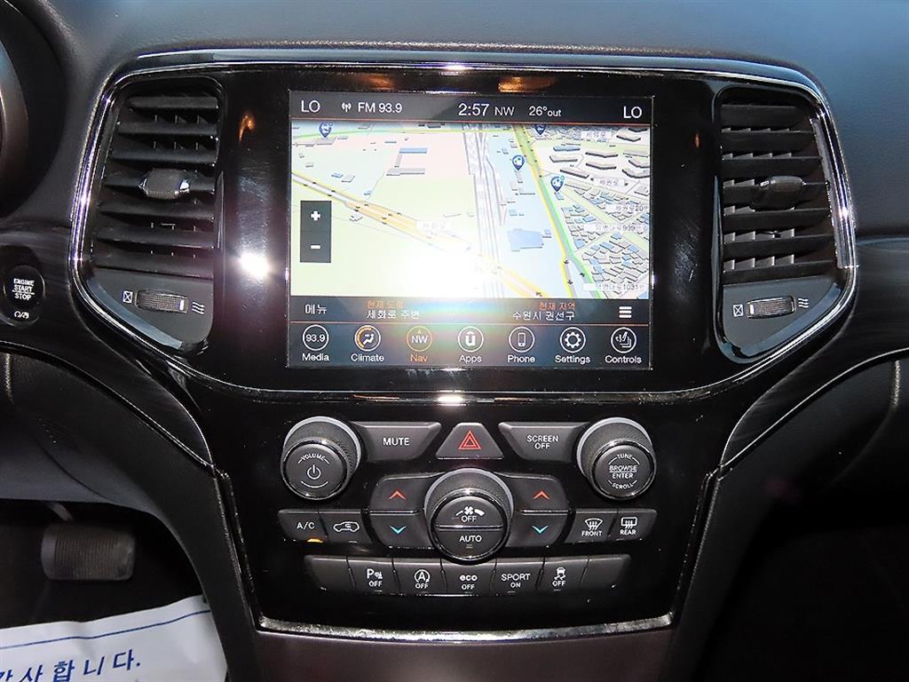 Jeep Cherokee — photo 12