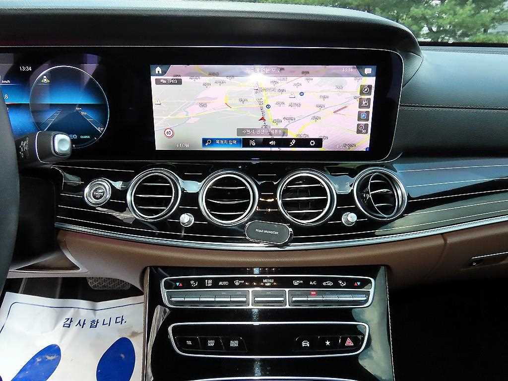 Mercedes-Benz E-Class — photo 14