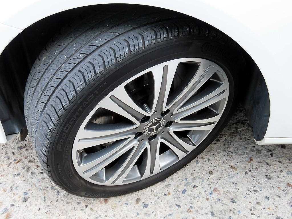 Mercedes-Benz E-Class — photo 20