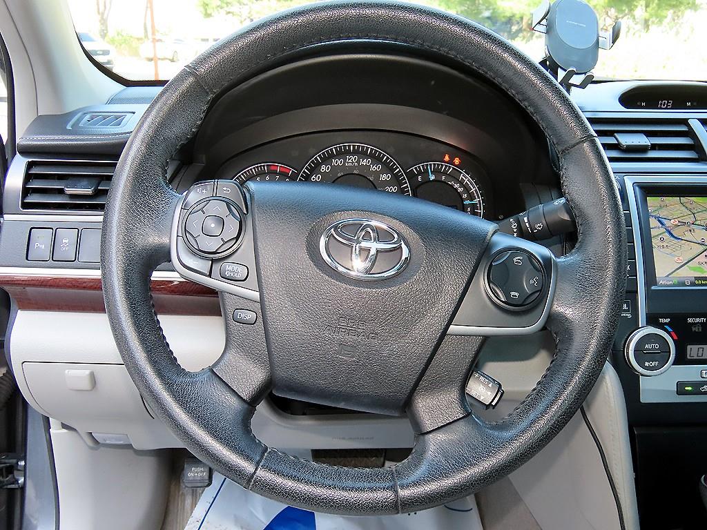 Toyota Camry — photo 08