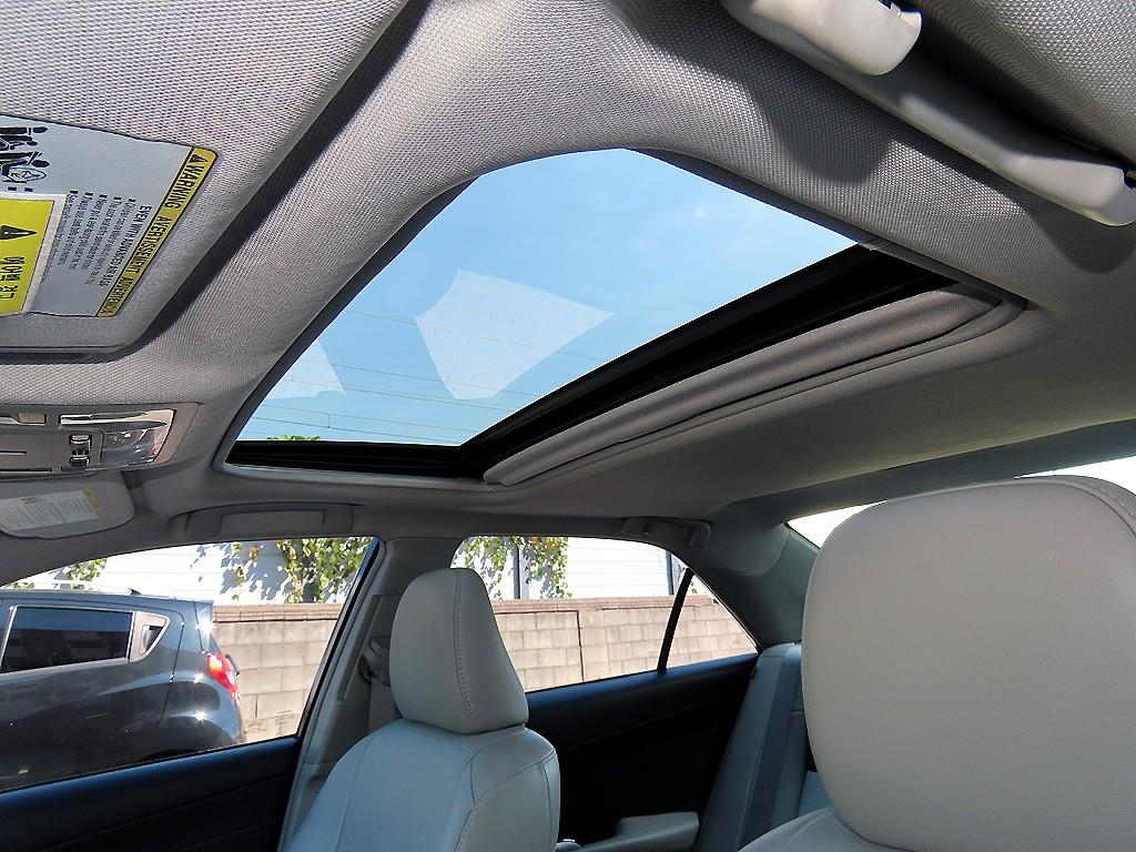 Toyota Camry — photo 18