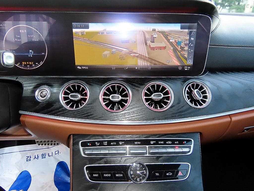Mercedes-Benz E-Class — photo 17