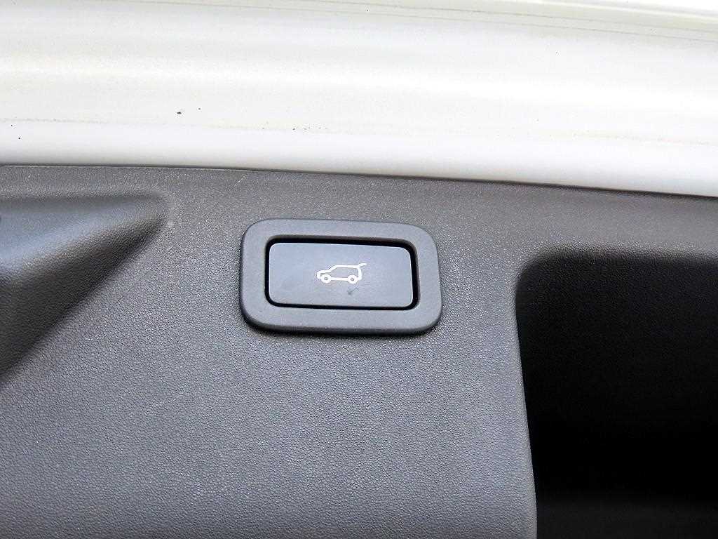 Land Rover Discovery Sport — photo 16