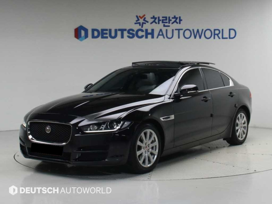 Jaguar XE — photo 02