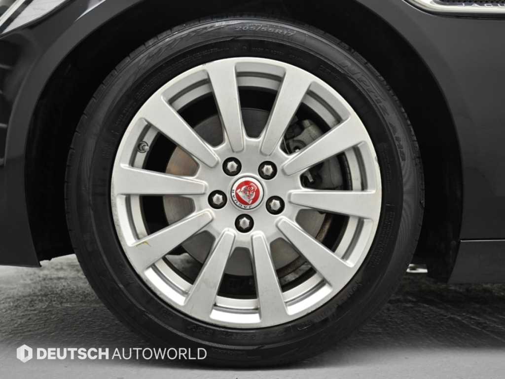 Jaguar XE — photo 06