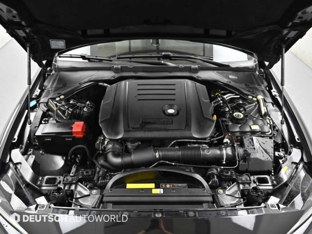 Jaguar XE — photo 07