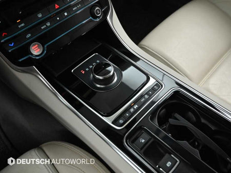 Jaguar XE — photo 10