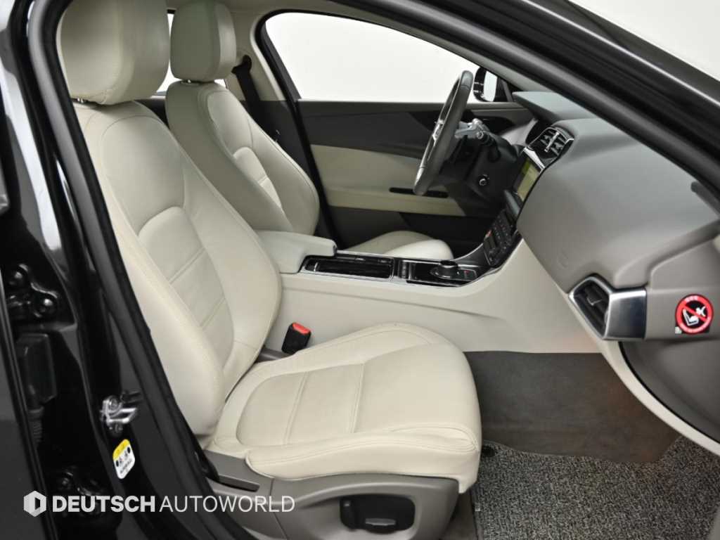 Jaguar XE — photo 11