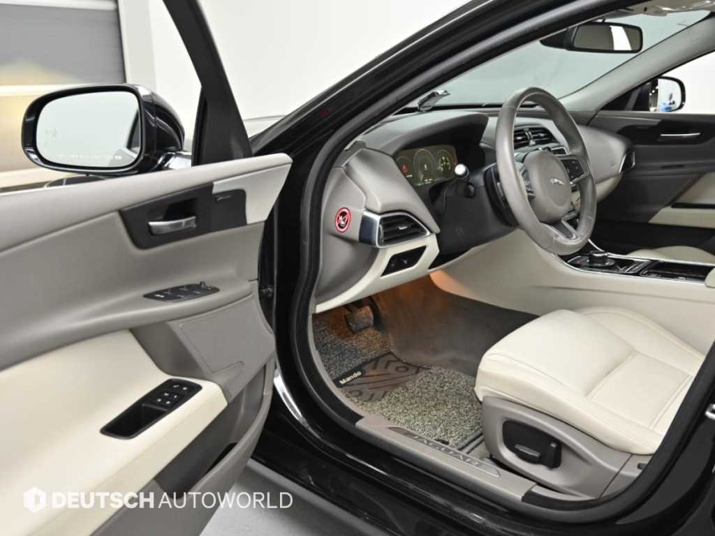 Jaguar XE — photo 12