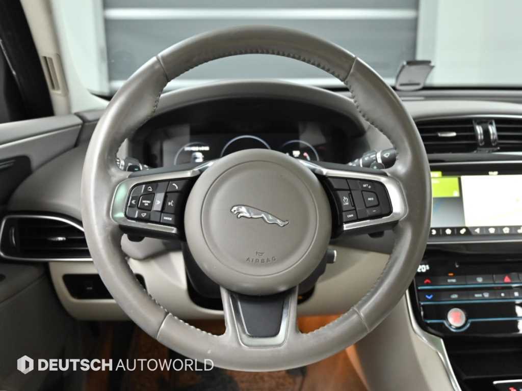 Jaguar XE — photo 14