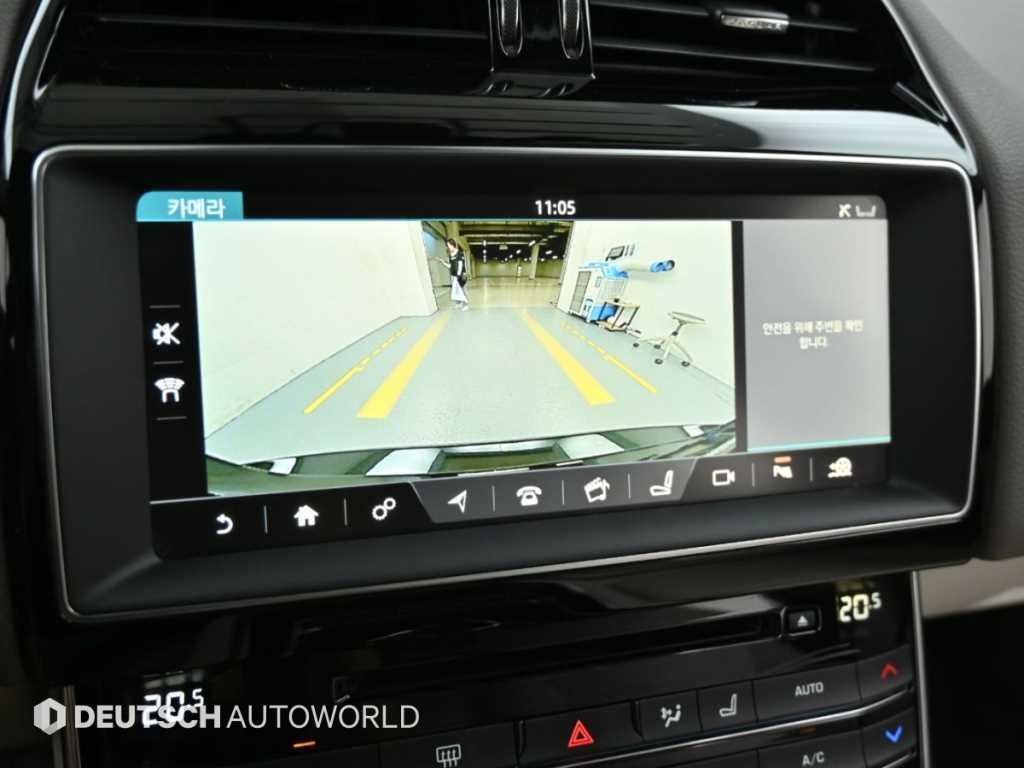 Jaguar XE — photo 16