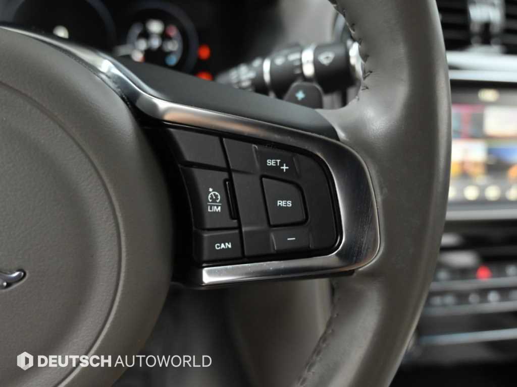 Jaguar XE — photo 18