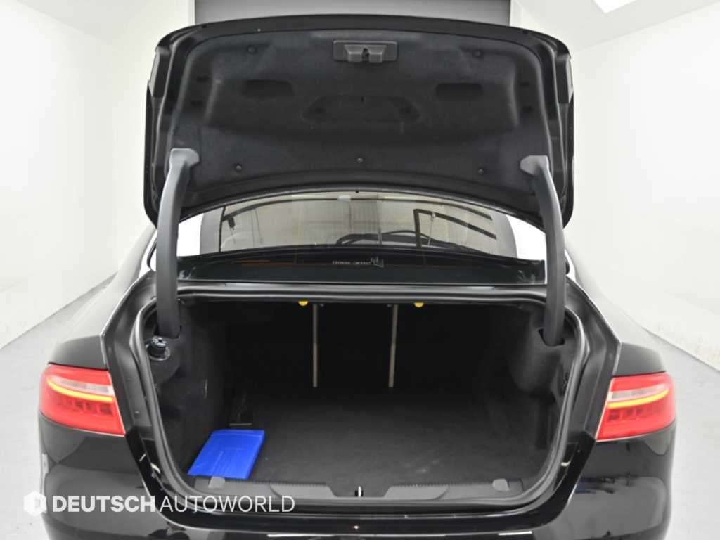 Jaguar XE — photo 20