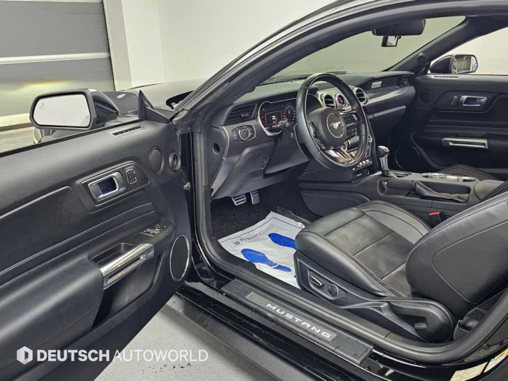 Ford Mustang — photo 11