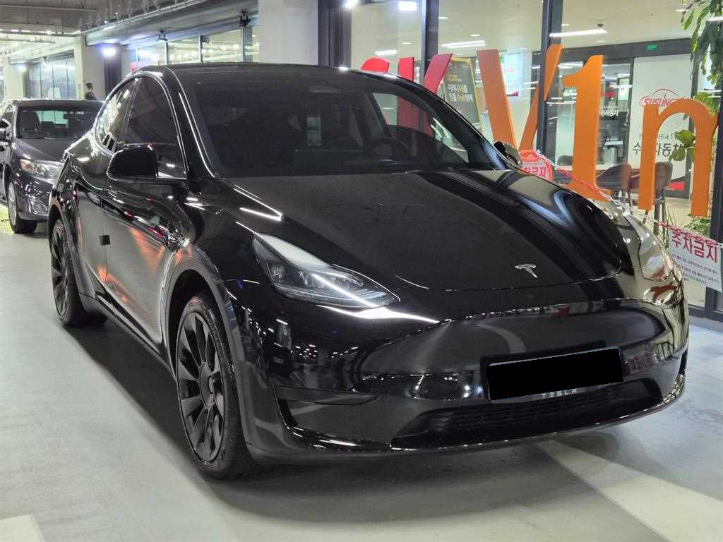 Tesla Model Y — photo 01