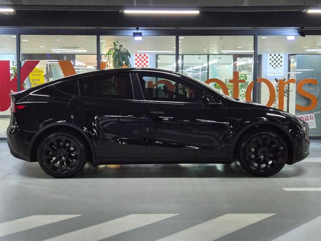Tesla Model Y — photo 03
