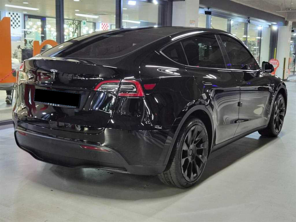 Tesla Model Y — photo 04