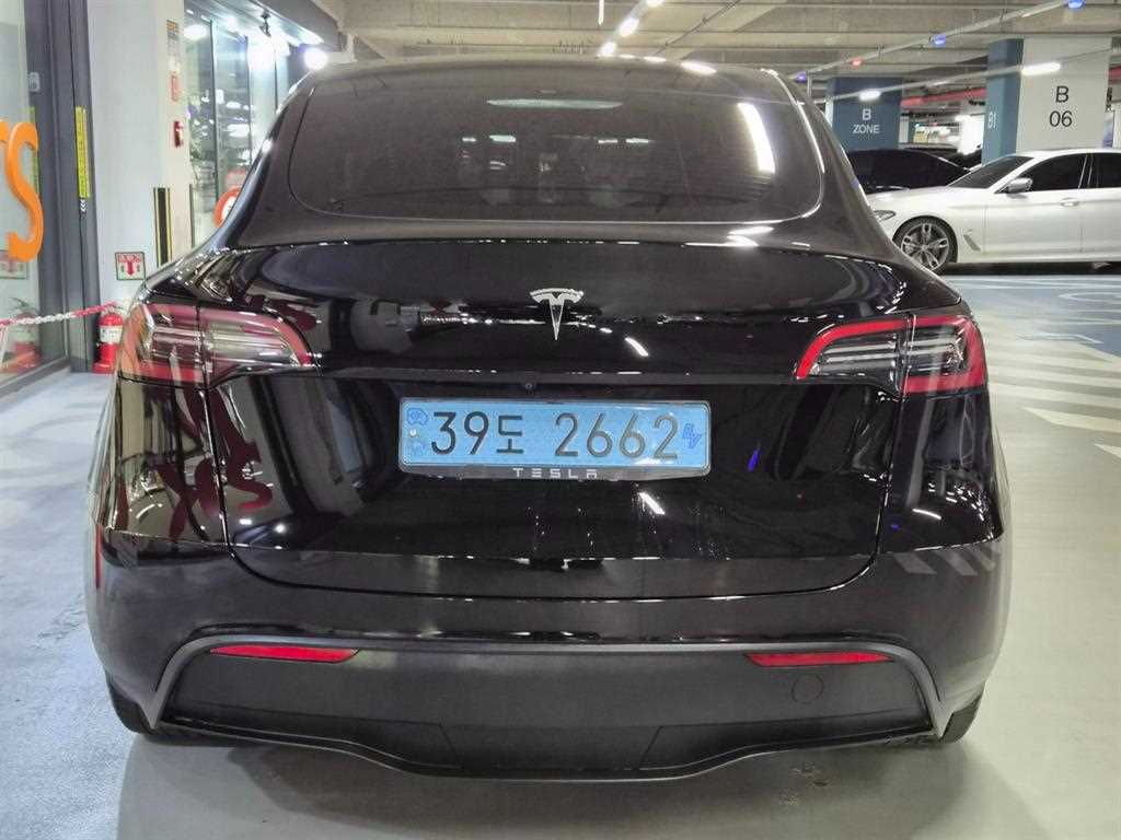 Tesla Model Y — photo 05