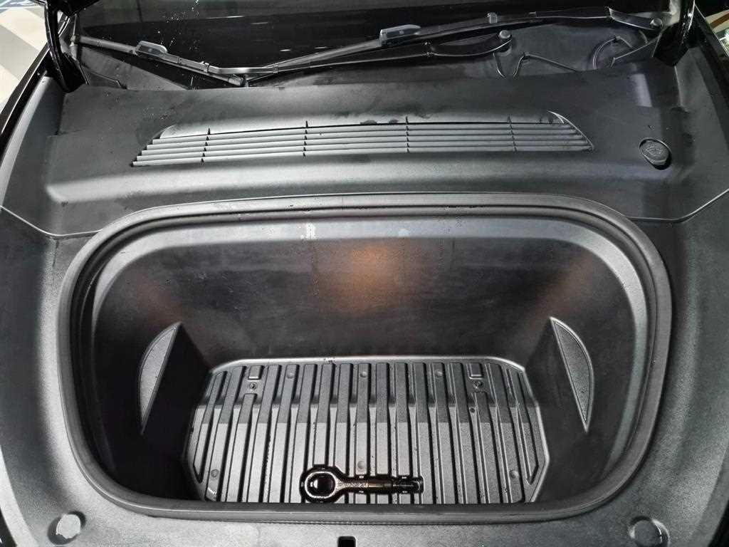 Tesla Model Y — photo 19