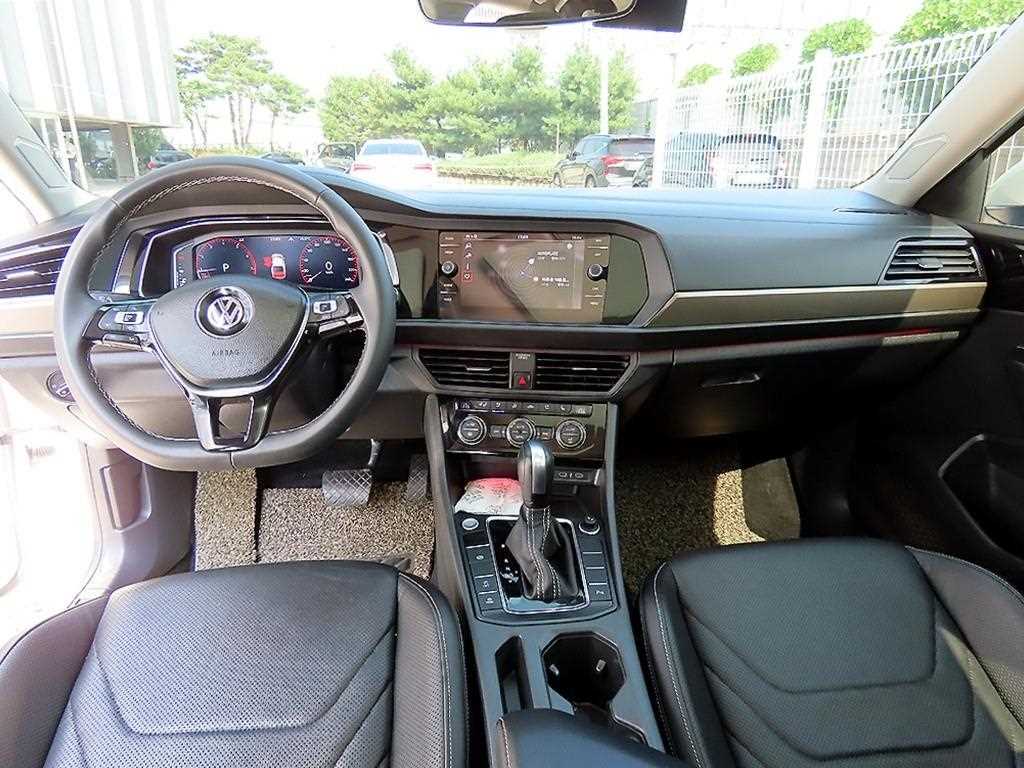 Volkswagen Jetta — photo 07