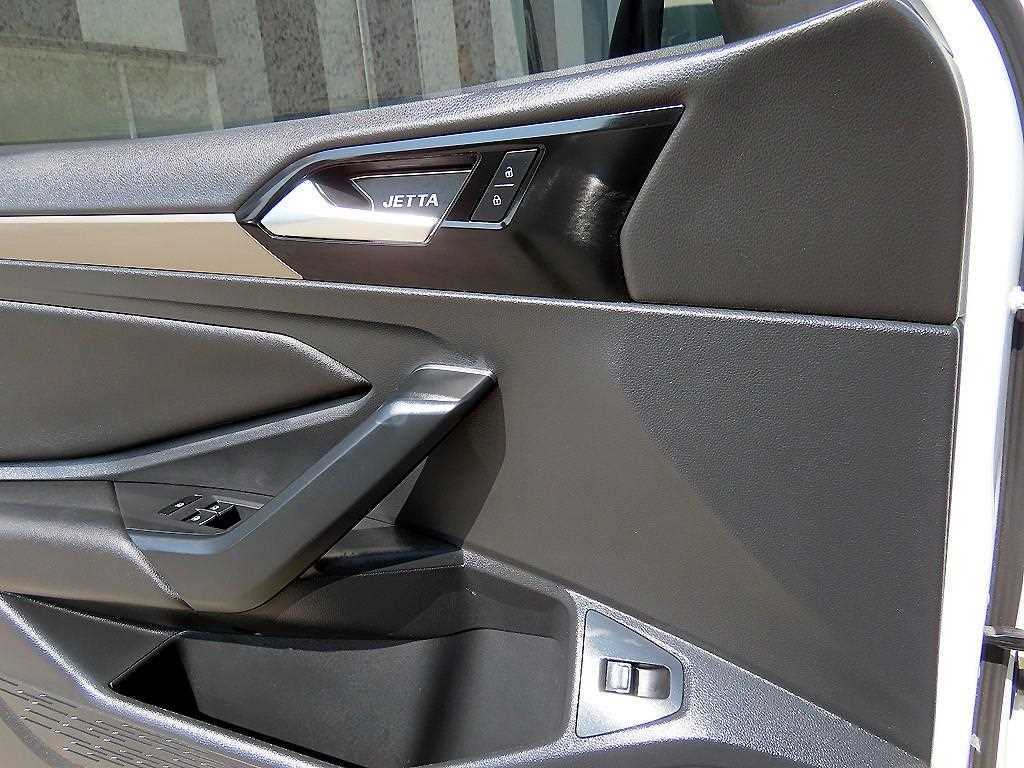 Volkswagen Jetta — photo 11
