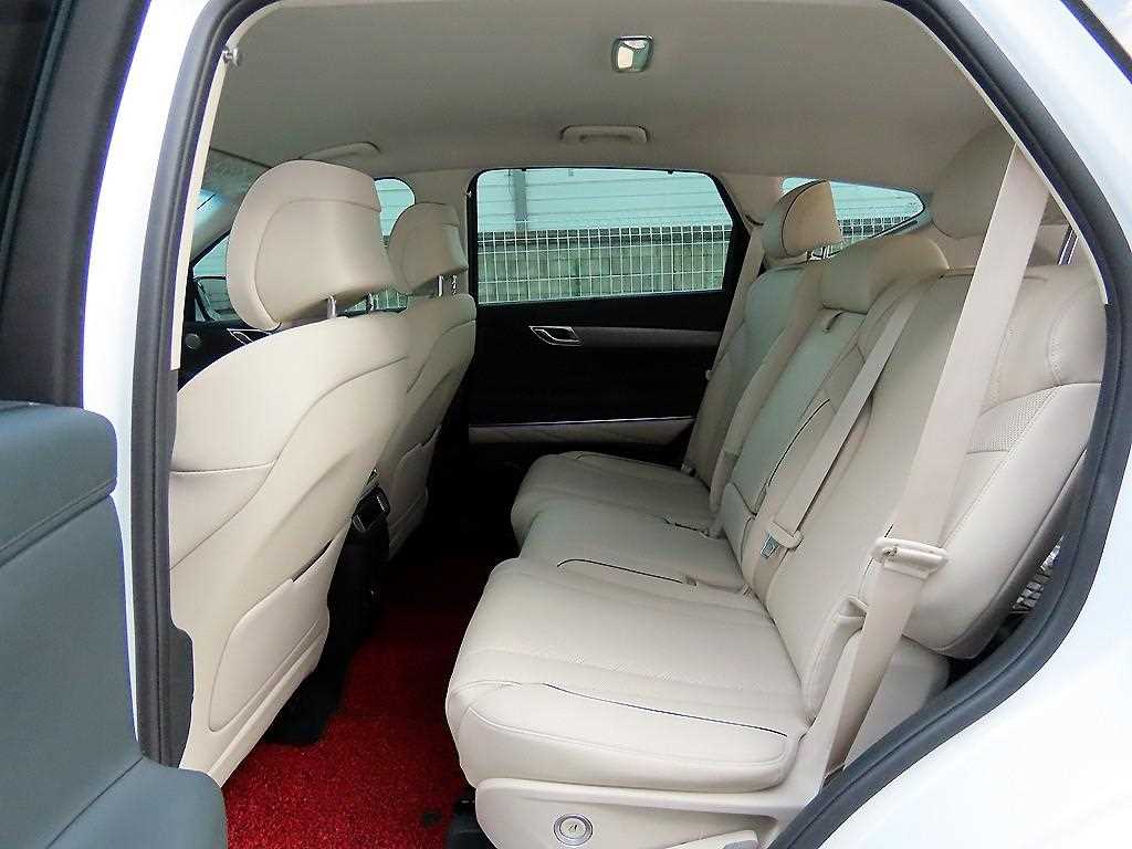 Genesis GV80 — photo 06