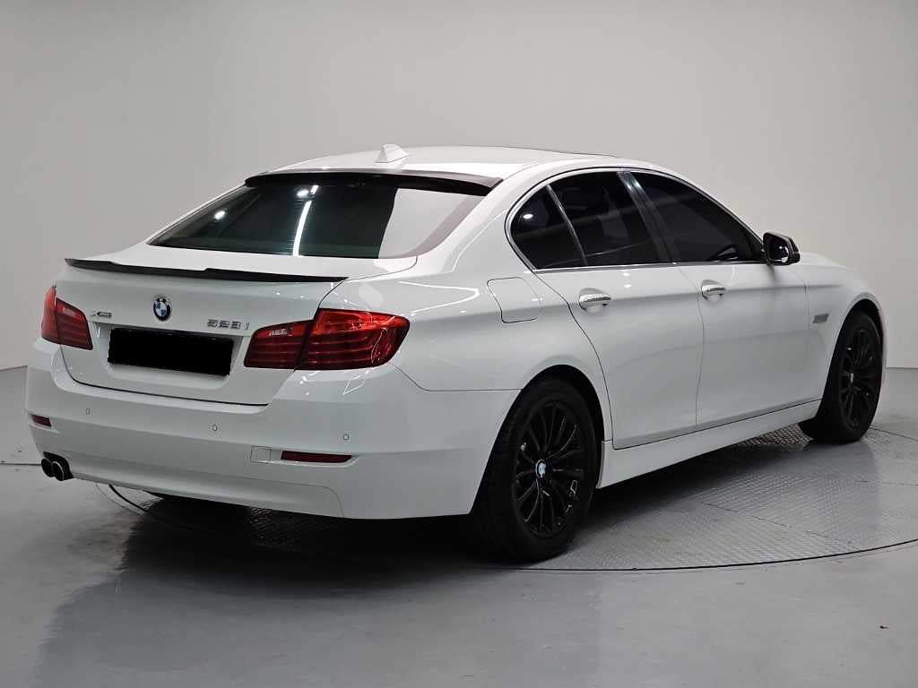 BMW 5-Series — photo 04