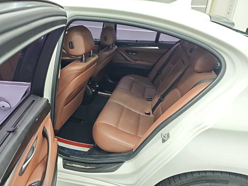BMW 5-Series — photo 12