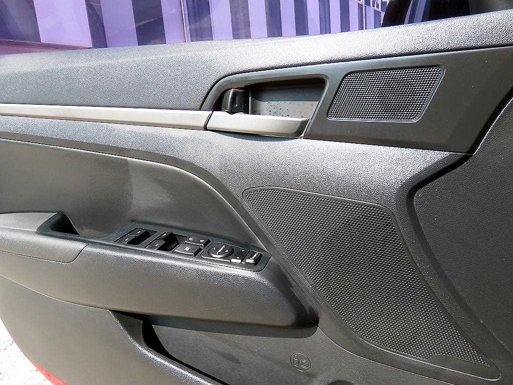 Hyundai Avante — photo 11