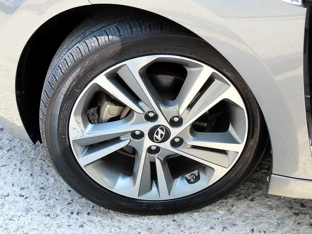 Hyundai Avante — photo 20