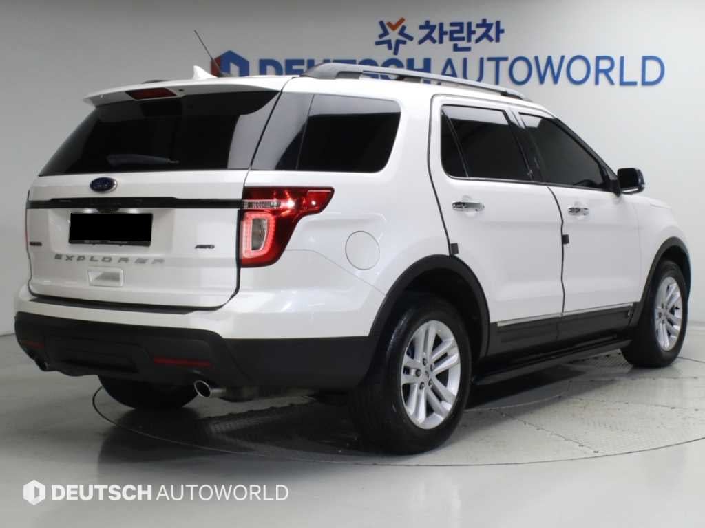 Ford Explorer — photo 02