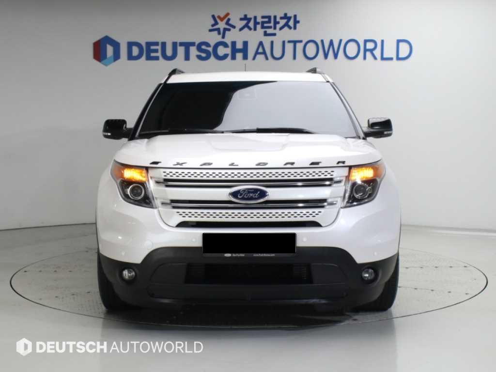 Ford Explorer — photo 03