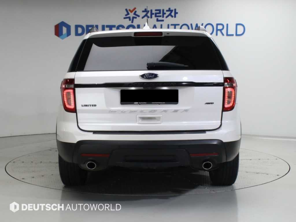 Ford Explorer — photo 04