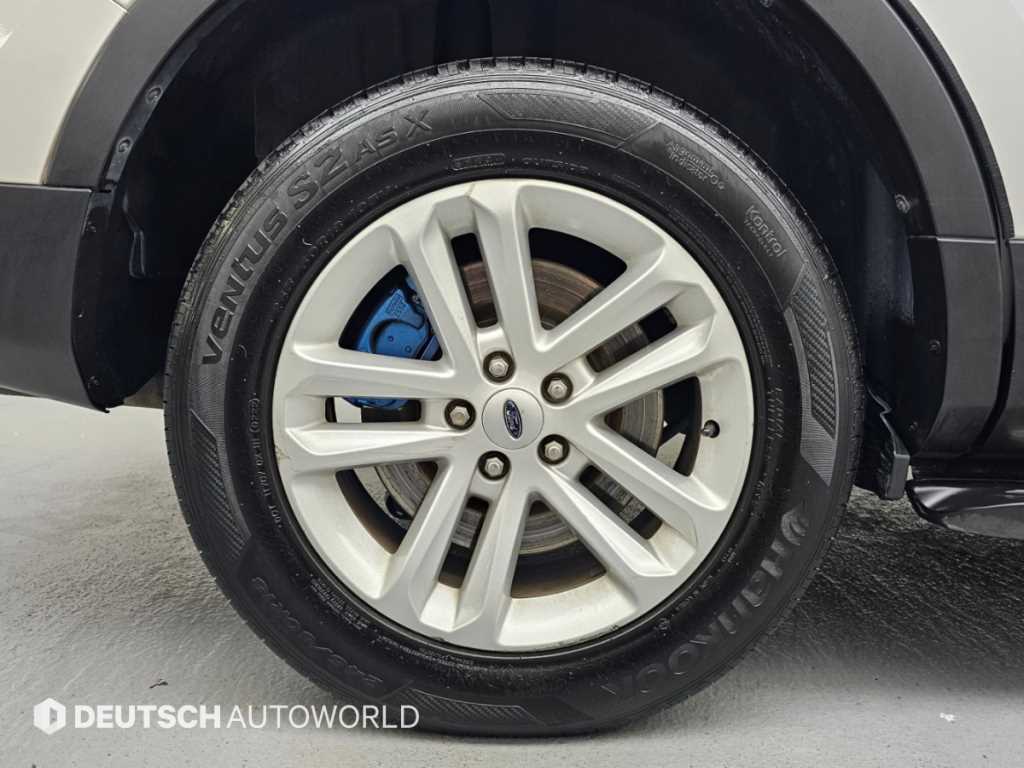 Ford Explorer — photo 05
