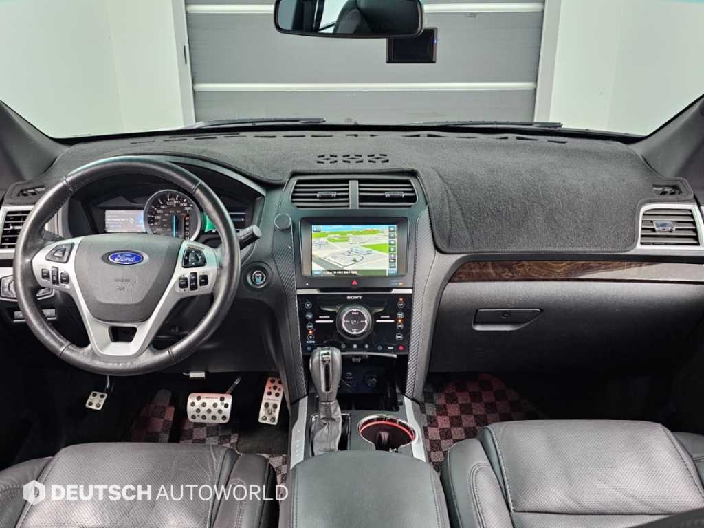 Ford Explorer — photo 07
