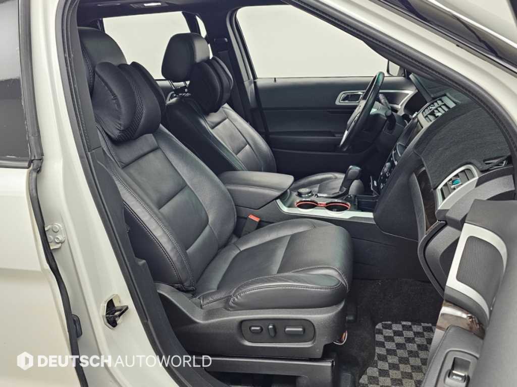 Ford Explorer — photo 10