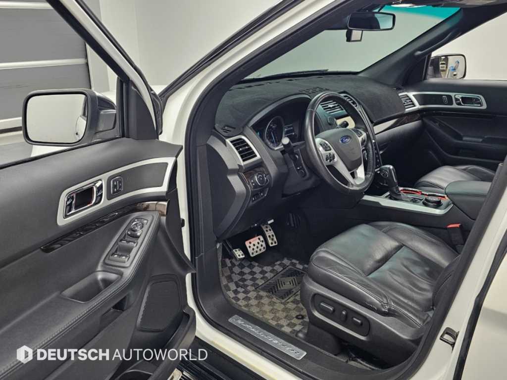 Ford Explorer — photo 11