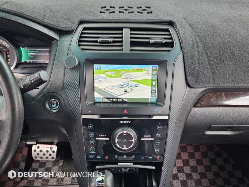 Ford Explorer — photo 14