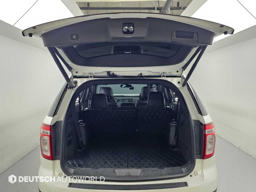 Ford Explorer — photo 19