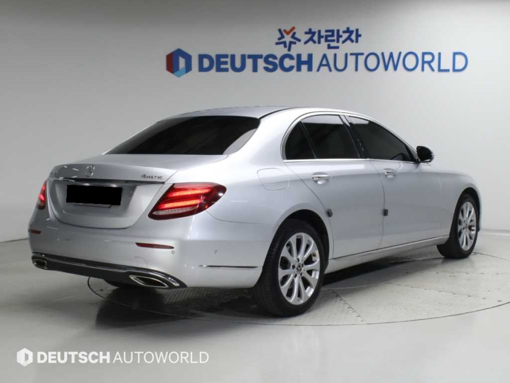 Mercedes-Benz E-Class — photo 02