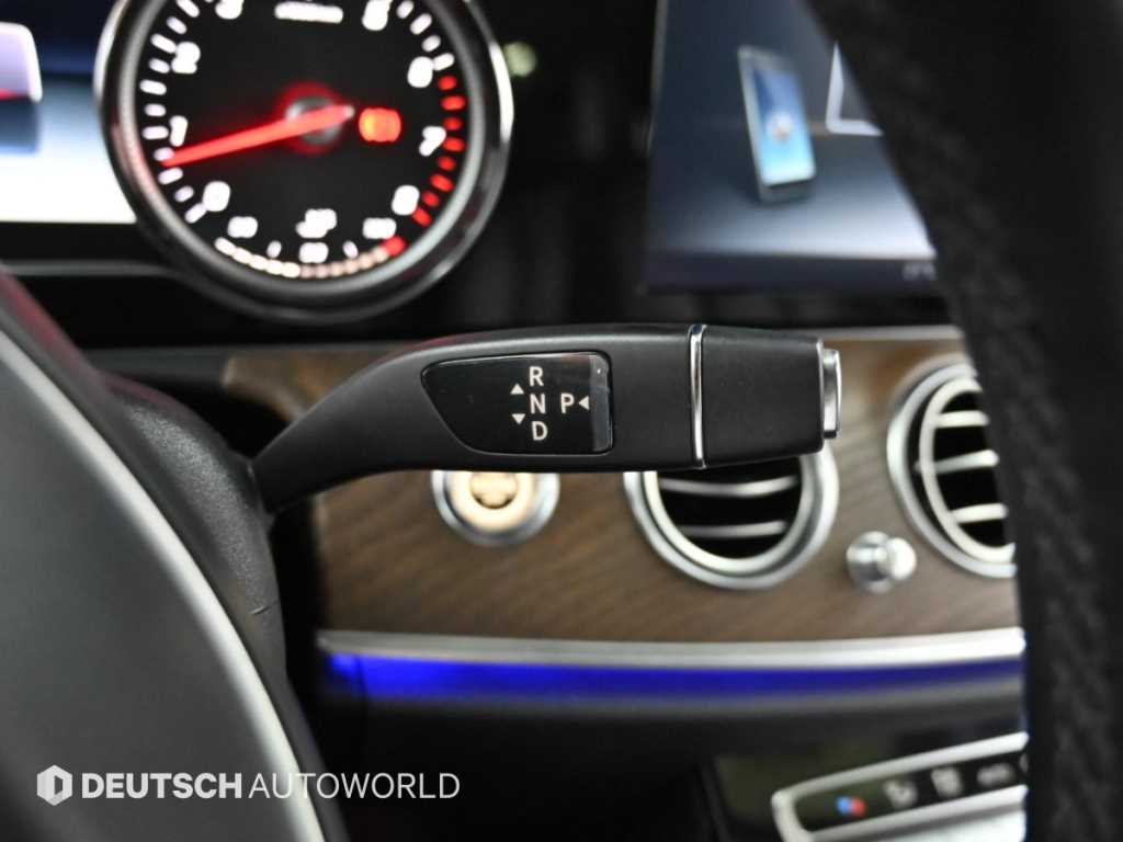 Mercedes-Benz E-Class — photo 09