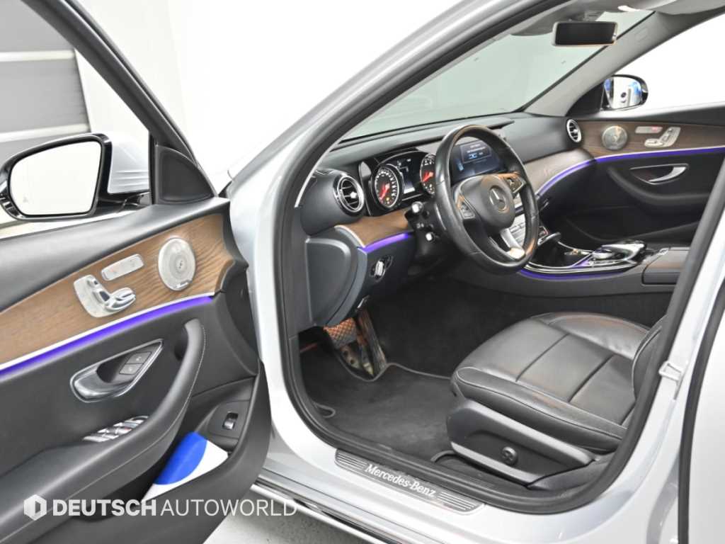 Mercedes-Benz E-Class — photo 11