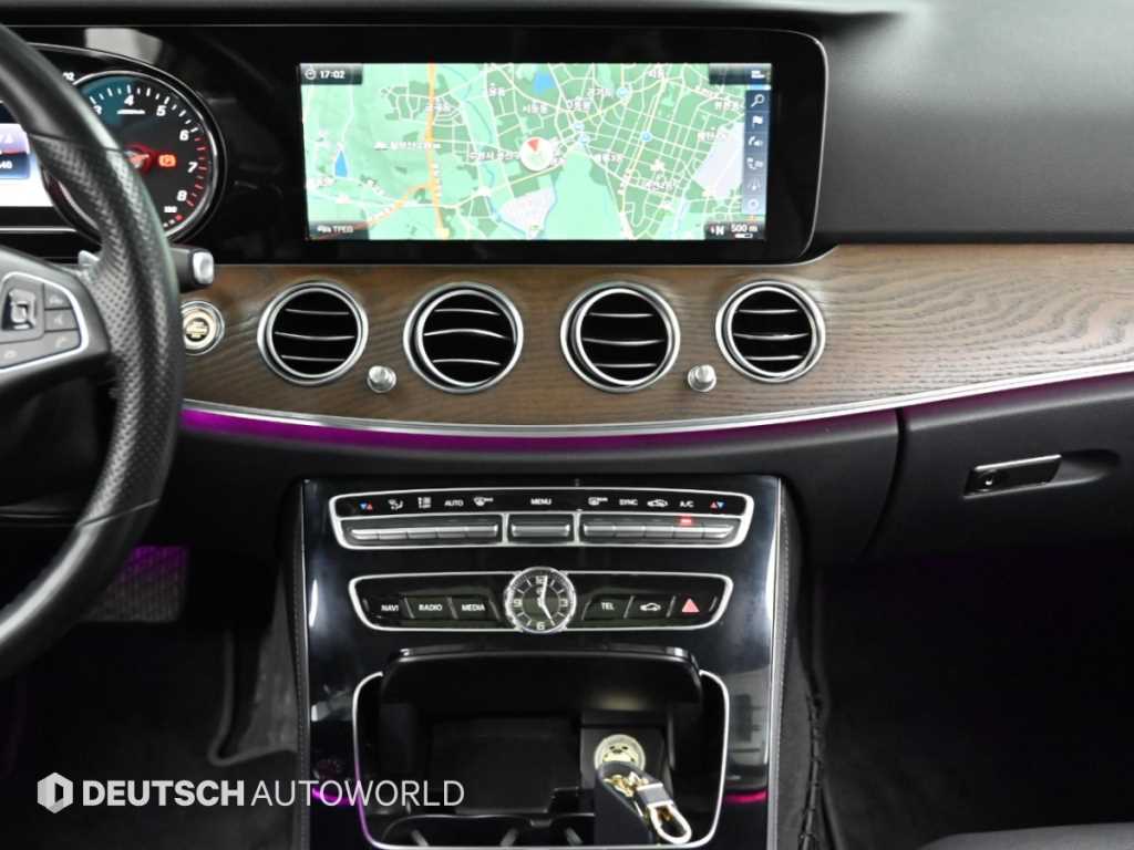 Mercedes-Benz E-Class — photo 14